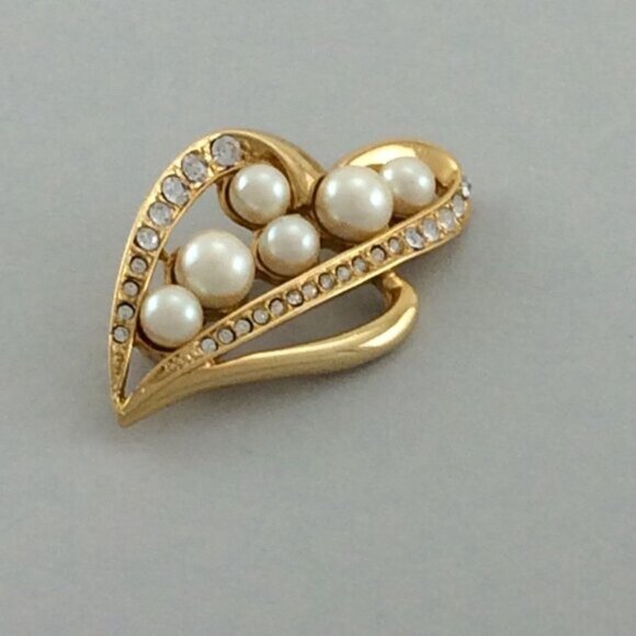 Vintage Signed Richelieu Brooch Pin Goldtone Metal Faux Pearls Rhinestones - Picture 2 of 9